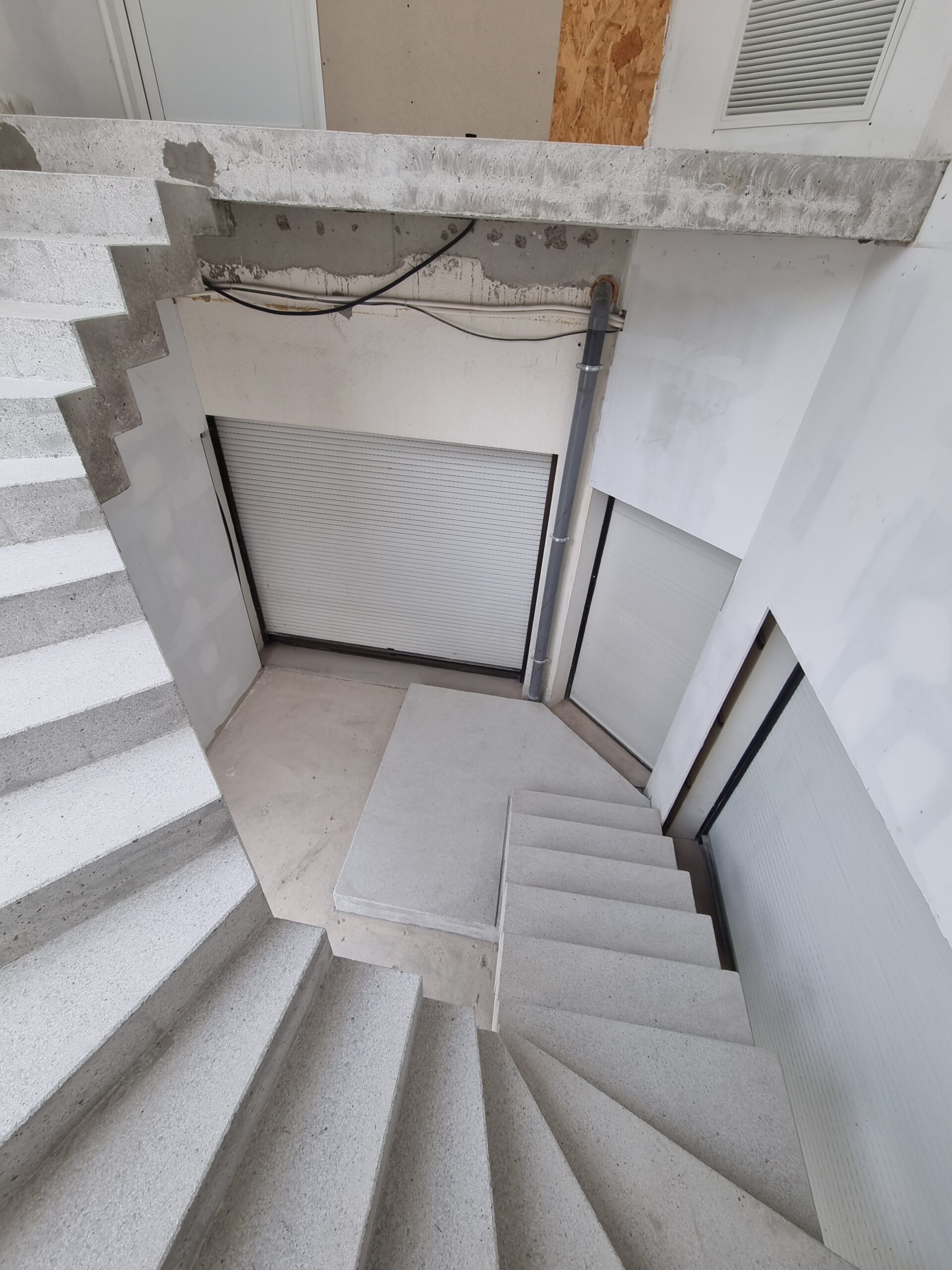 Escalier à crémaillère intérieur d'une maison en béton brut de décoffrage à  Grabels près de Saint-Bauzille-de-Putois et Montpellier pour un particulier  par Jérémy Dehonger - Scal'in